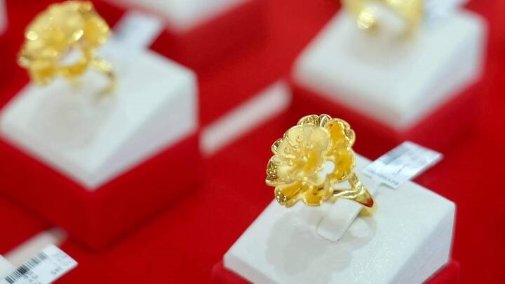 Giá vàng ngày 13/7: Thị trường trong nước ổn định, vàng thế giới giảm mạnh